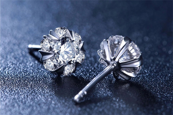 佩戴耳釘有什么講究 怎樣佩戴耳釘更好看 佩戴耳釘有什么講究 怎樣佩戴耳釘更好看