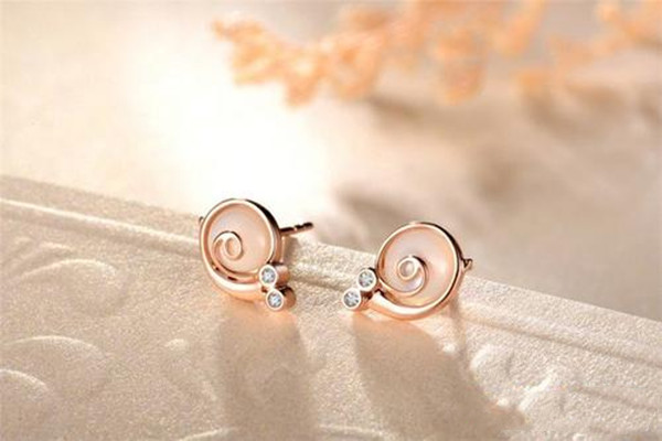 k金耳釘佩戴小技巧 k金耳釘選購的注意事項 k金耳釘佩戴小技巧 k金耳釘選購的注意事項