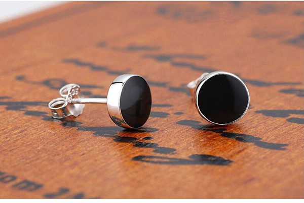 鉑金耳釘和k金耳釘哪個好 怎么挑選男士耳釘