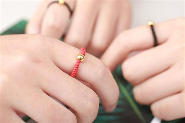 轉(zhuǎn)運(yùn)珠戒指戴哪個手指 轉(zhuǎn)運(yùn)珠戒指戴左手還是右手 轉(zhuǎn)運(yùn)珠戒指戴哪個手指 轉(zhuǎn)運(yùn)珠戒指戴左手還是右手