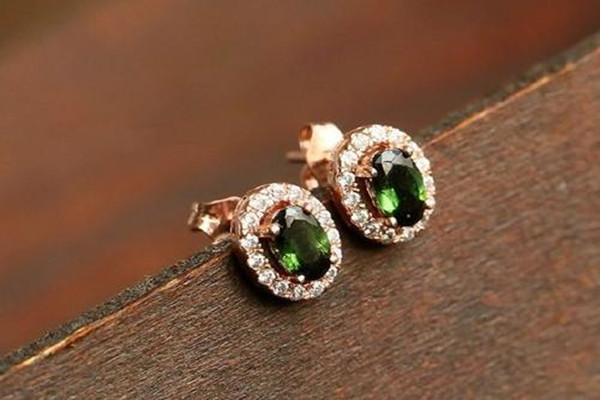 圓臉適合什么耳釘 戴耳釘過敏怎么辦 圓臉適合什么耳釘 戴耳釘過敏怎么辦