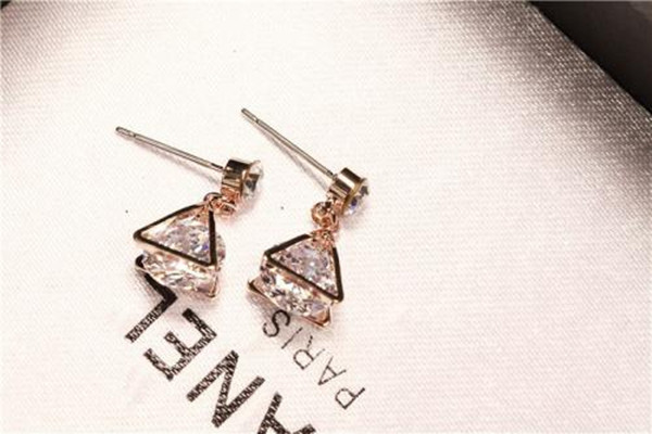 圓臉適合什么耳釘 戴耳釘過敏怎么辦 圓臉適合什么耳釘 戴耳釘過敏怎么辦