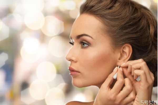 第一次打耳洞要戴多久呢 耳釘戴什么材質(zhì)的比較好呢 第一次打耳洞要戴多久呢 耳釘戴什么材質(zhì)的比較好呢