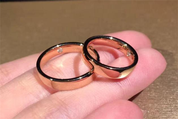 對戒是男方買還是女方買 對戒買什么材質(zhì)的好 對戒是男方買還是女方買 對戒買什么材質(zhì)的好