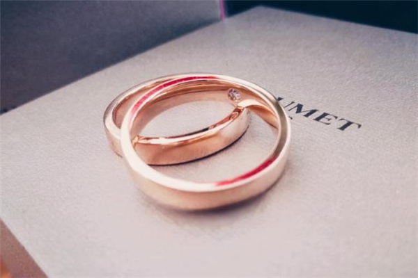 對(duì)戒和鉆戒有什么區(qū)別 對(duì)戒和鉆戒都要買(mǎi)嗎 對(duì)戒和鉆戒有什么區(qū)別 對(duì)戒和鉆戒都要買(mǎi)嗎