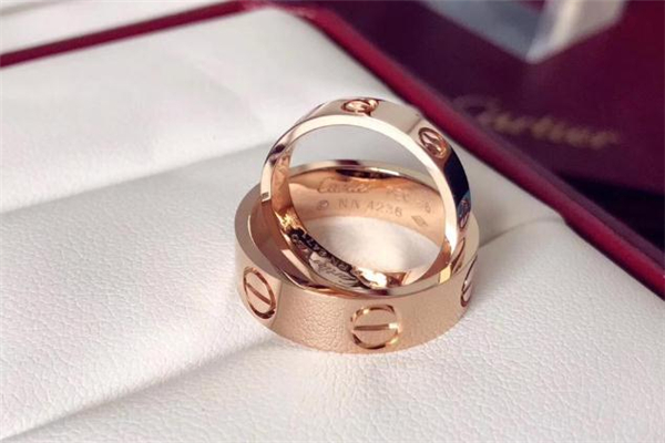 對(duì)戒和鉆戒有什么區(qū)別 對(duì)戒和鉆戒都要買(mǎi)嗎 對(duì)戒和鉆戒有什么區(qū)別 對(duì)戒和鉆戒都要買(mǎi)嗎