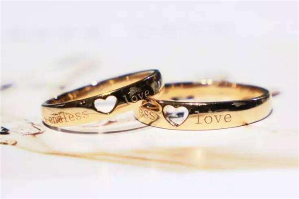 對(duì)戒和鉆戒有什么區(qū)別 對(duì)戒和鉆戒都要買(mǎi)嗎 對(duì)戒和鉆戒有什么區(qū)別 對(duì)戒和鉆戒都要買(mǎi)嗎