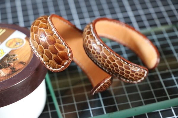 購買情侶手鐲在上面刻什么字好 情侶手鐲刻字的選擇有哪些 購買情侶手鐲在上面刻什么字好 情侶手鐲刻字的選擇有哪些