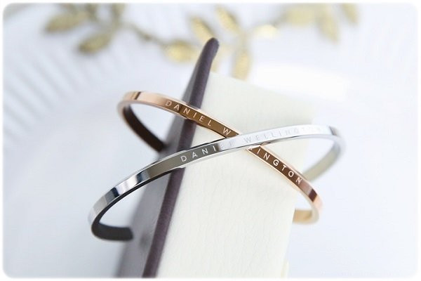 購買情侶手鐲在上面刻什么字好 情侶手鐲刻字的選擇有哪些 購買情侶手鐲在上面刻什么字好 情侶手鐲刻字的選擇有哪些