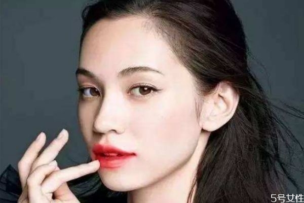 眉毛附近長痘痘是什么原因 眉毛中間長了痘痘的原因 眉毛附近長痘痘是什么原因 眉毛中間長了痘痘的原因