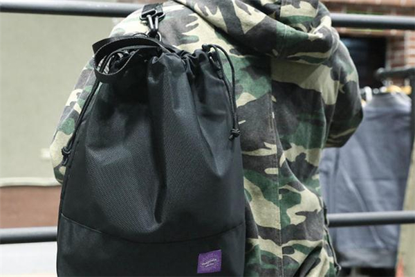 男生背什么包好看 男生適合背什么包包 男生背什么包好看 男生適合背什么包包