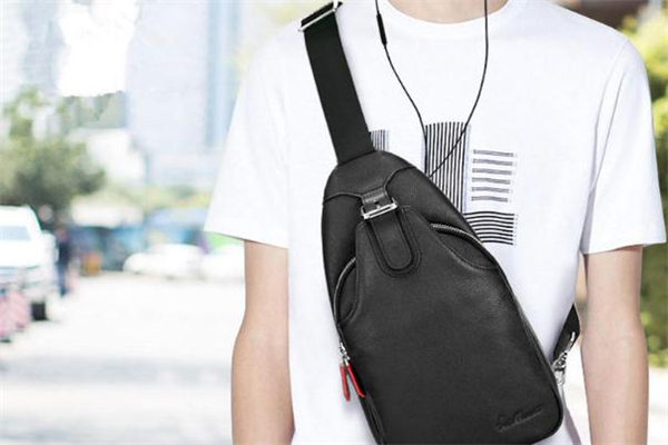 男生背什么包好看 男生適合背什么包包 男生背什么包好看 男生適合背什么包包