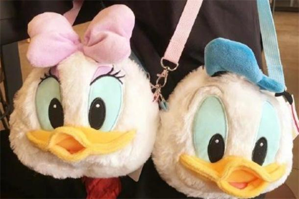 迪士尼唐老鴨斜挎包多少錢 唐老鴨斜挎包在哪買 迪士尼唐老鴨斜挎包多少錢 唐老鴨斜挎包在哪買