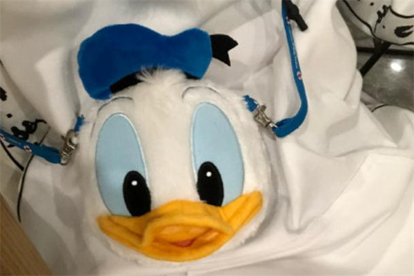 迪士尼唐老鴨斜挎包多少錢 唐老鴨斜挎包在哪買 迪士尼唐老鴨斜挎包多少錢 唐老鴨斜挎包在哪買