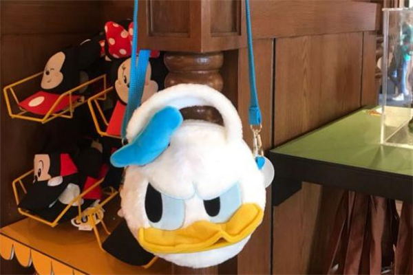 迪士尼唐老鴨斜挎包多少錢 唐老鴨斜挎包在哪買 迪士尼唐老鴨斜挎包多少錢 唐老鴨斜挎包在哪買