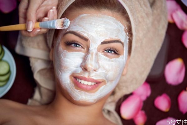 為什么敷了面膜還是缺水 什么時(shí)候敷面膜好 為什么敷了面膜還是缺水 什么時(shí)候敷面膜好