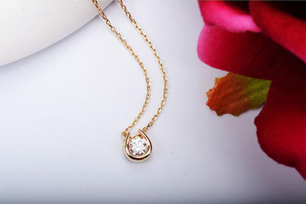 影響18k金鉆石吊墜價(jià)格的因素 怎么挑選18k金鉆石吊墜 影響18k金鉆石吊墜價(jià)格的因素 怎么挑選18k金鉆石吊墜