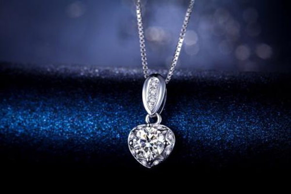 影響18k金鉆石吊墜價(jià)格的因素 怎么挑選18k金鉆石吊墜 影響18k金鉆石吊墜價(jià)格的因素 怎么挑選18k金鉆石吊墜