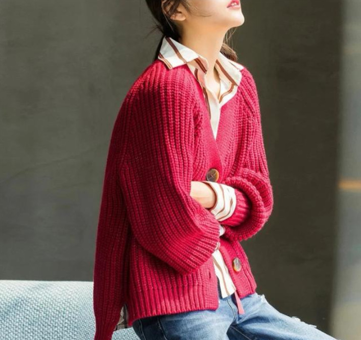 開衫毛衣里面搭配什么比較好 開衫毛衣里面搭配什么比較好