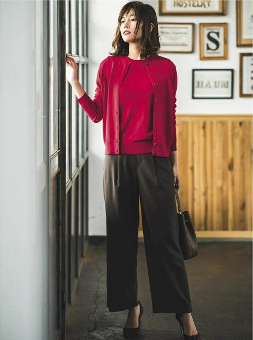 細(xì)針腳和粗針腳開(kāi)衫毛衣里面搭配什么好看 細(xì)針腳和粗針腳開(kāi)衫毛衣里面搭配什么好看