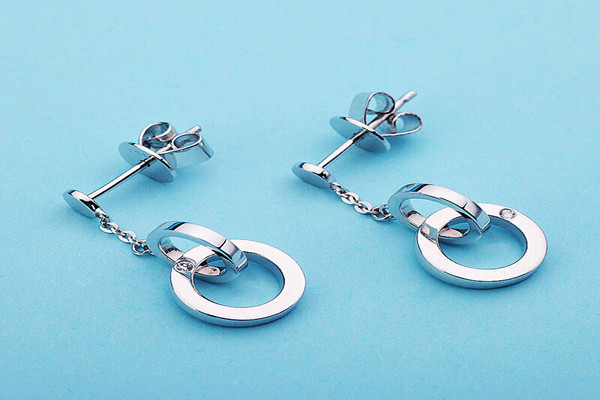 怎樣讓鉑金耳環(huán)更有光澤 送女孩鉑金耳環(huán)要注意什么 怎樣讓鉑金耳環(huán)更有光澤 送女孩鉑金耳環(huán)要注意什么