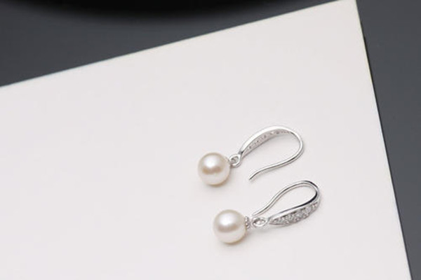 耳釘耳墜適合什么女生 純銀耳墜一般多少錢一對 耳釘耳墜適合什么女生 純銀耳墜一般多少錢一對