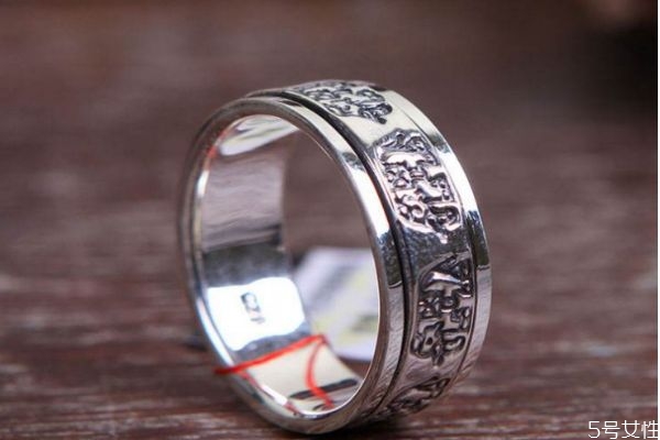 銀手鐲為什么長時間戴會變黑呢 銀子為什么會黑呢 銀手鐲為什么長時間戴會變黑呢 銀子為什么會黑呢