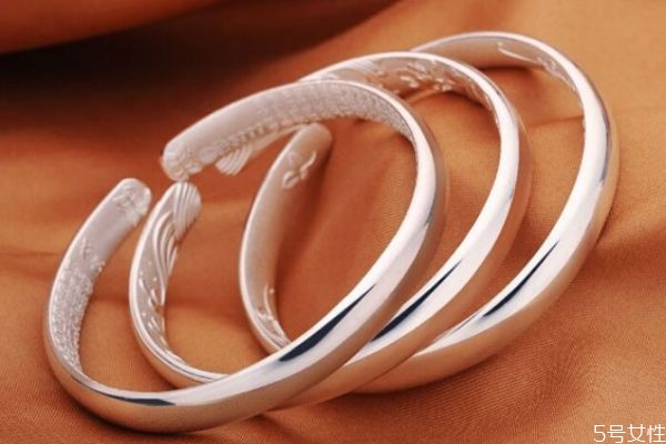 銀飾變黑是因?yàn)樯眢w原因嗎 銀變黑有什么要注意的嗎 銀飾變黑是因?yàn)樯眢w原因嗎 銀變黑有什么要注意的嗎