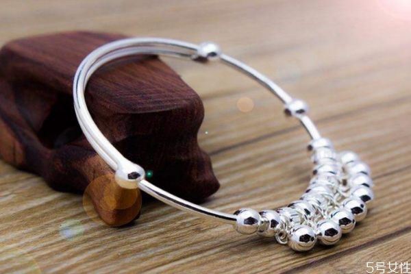 銀飾變黑是因為身體原因嗎 銀變黑有什么要注意的嗎 銀飾變黑是因為身體原因嗎 銀變黑有什么要注意的嗎