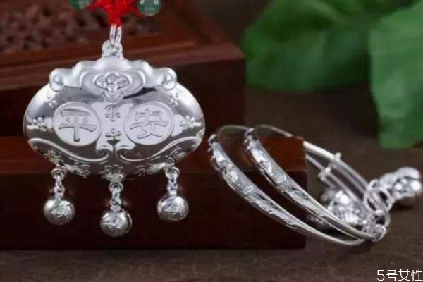 銀飾的市場(chǎng)價(jià)格貴嗎 一般銀飾的價(jià)格是怎么樣的呢 銀飾的市場(chǎng)價(jià)格貴嗎 一般銀飾的價(jià)格是怎么樣的呢