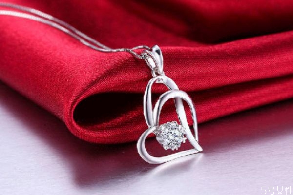 鉑金和白金有什么區(qū)別呢 鉑金的價格貴嗎 鉑金和白金有什么區(qū)別呢 鉑金的價格貴嗎