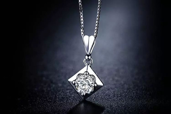 如何看鉆石項(xiàng)鏈的品質(zhì) 項(xiàng)鏈與衣服怎么搭配 如何看鉆石項(xiàng)鏈的品質(zhì) 項(xiàng)鏈與衣服怎么搭配