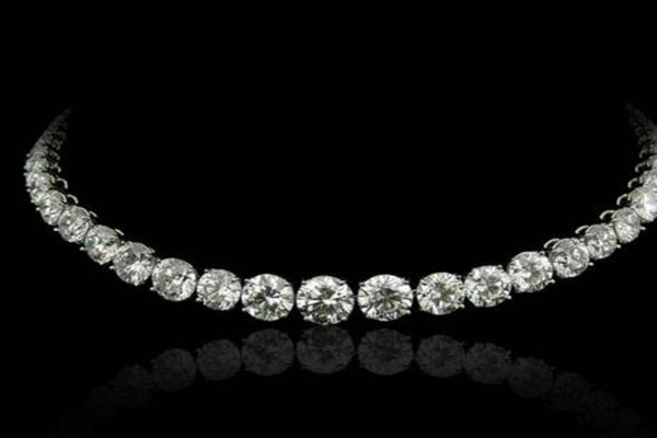 如何看鉆石項(xiàng)鏈的品質(zhì) 項(xiàng)鏈與衣服怎么搭配 如何看鉆石項(xiàng)鏈的品質(zhì) 項(xiàng)鏈與衣服怎么搭配