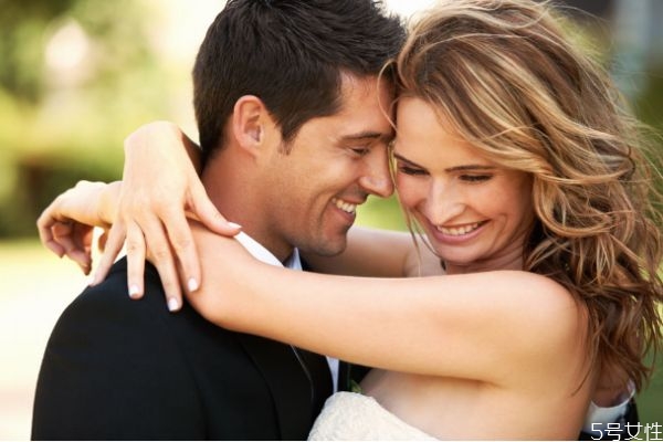 如何真誠(chéng)的贊美夸獎(jiǎng)女生 贊美女人的話怎么說(shuō)才真誠(chéng) 如何真誠(chéng)的贊美夸獎(jiǎng)女生 贊美女人的話怎么說(shuō)才真誠(chéng)