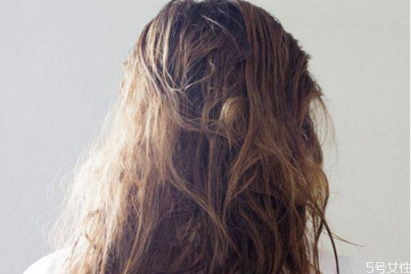 頭發(fā)干枯毛躁怎么辦 頭發(fā)干枯保養(yǎng)的小竅門 頭發(fā)干枯毛躁怎么辦 頭發(fā)干枯保養(yǎng)的小竅門