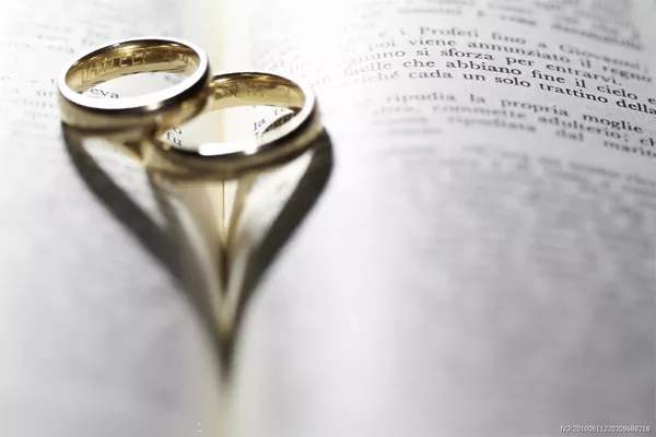 情侶戒指女生應(yīng)該戴哪個手 不會過時的情侶戒指款式 情侶戒指女生應(yīng)該戴哪個手 不會過時的情侶戒指款式