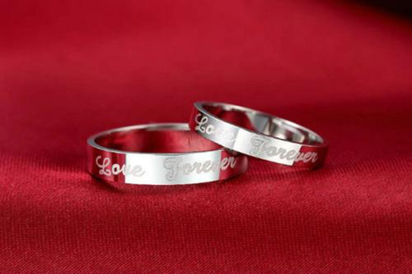 情侶戒指女生應(yīng)該戴哪個手 不會過時的情侶戒指款式 情侶戒指女生應(yīng)該戴哪個手 不會過時的情侶戒指款式