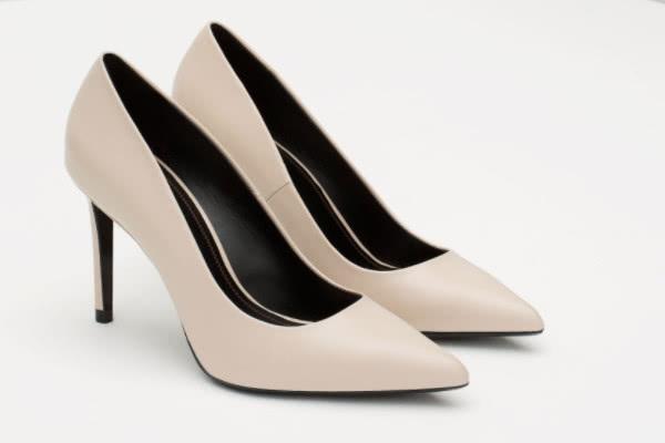 腳寬的女生適合穿什么鞋 腳寬要怎么選鞋子 腳寬的女生適合穿什么鞋 腳寬要怎么選鞋子