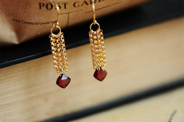 耳墜色彩怎么搭配 耳墜與服裝怎么搭配 耳墜色彩怎么搭配 耳墜與服裝怎么搭配