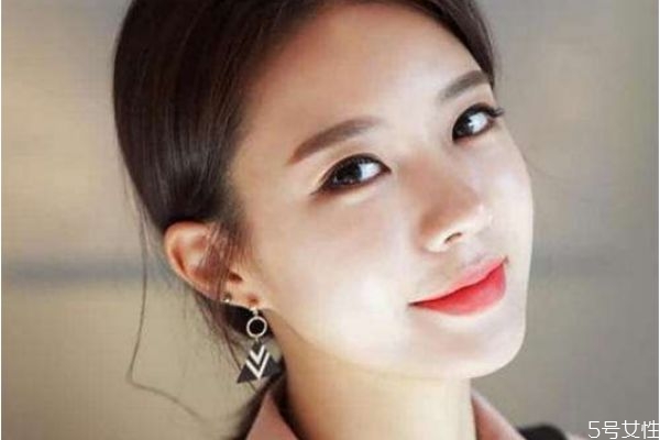 右臉長痘痘是為什么呢 右臉長痘痘的原因是什么呢 右臉長痘痘是為什么呢 右臉長痘痘的原因是什么呢