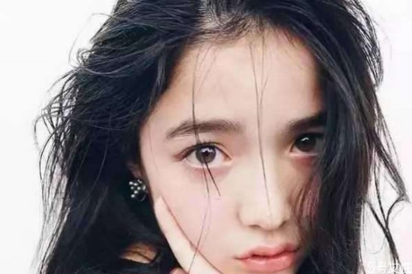 為什么黑頭發(fā)里會(huì)出現(xiàn)一根金頭發(fā)呢 頭發(fā)干燥怎么辦呢 為什么黑頭發(fā)里會(huì)出現(xiàn)一根金頭發(fā)呢 頭發(fā)干燥怎么辦呢