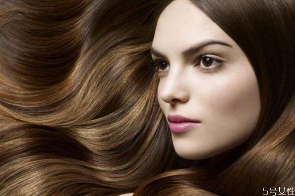 為什么黑頭發(fā)里會(huì)出現(xiàn)一根金頭發(fā)呢 頭發(fā)干燥怎么辦呢 為什么黑頭發(fā)里會(huì)出現(xiàn)一根金頭發(fā)呢 頭發(fā)干燥怎么辦呢