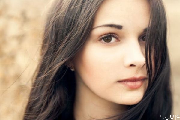 為什么黑頭發(fā)里會(huì)出現(xiàn)一根金頭發(fā)呢 頭發(fā)干燥怎么辦呢 為什么黑頭發(fā)里會(huì)出現(xiàn)一根金頭發(fā)呢 頭發(fā)干燥怎么辦呢