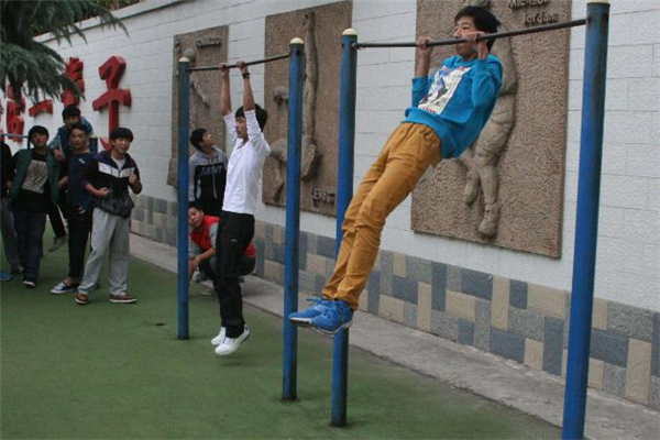 單杠可以練哪里的肌肉 單杠可以治療頸椎病嗎 單杠可以練哪里的肌肉 單杠可以治療頸椎病嗎