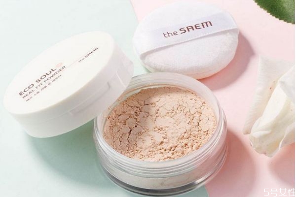 什么樣子的定妝粉比較好呢 怎么挑選定妝粉呢 什么樣子的定妝粉比較好呢 怎么挑選定妝粉呢