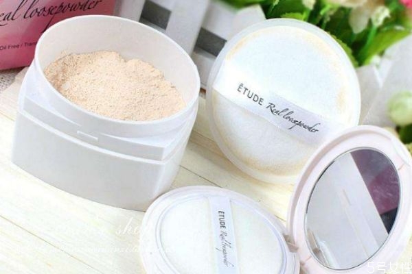 什么樣子的定妝粉比較好呢 怎么挑選定妝粉呢 什么樣子的定妝粉比較好呢 怎么挑選定妝粉呢