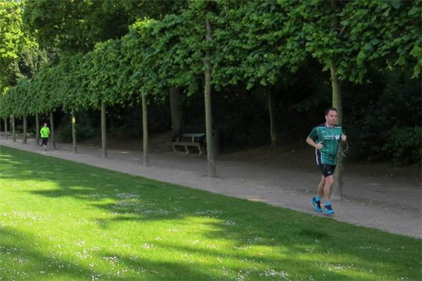 慢跑和打羽毛球哪個更減肥 慢跑和打羽毛球哪個消耗大 慢跑和打羽毛球哪個更減肥 慢跑和打羽毛球哪個消耗大