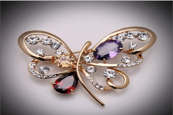 為什么要佩戴胸針 胸針戴左邊還是右邊 為什么要佩戴胸針 胸針戴左邊還是右邊