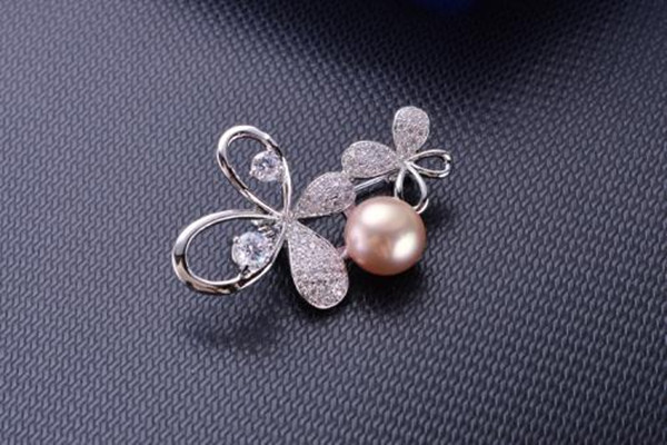 為什么要佩戴胸針 胸針戴左邊還是右邊 為什么要佩戴胸針 胸針戴左邊還是右邊