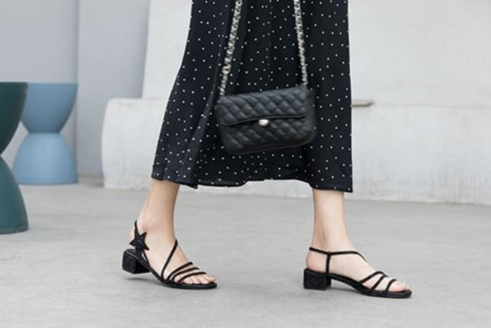 腳寬穿什么涼鞋好看 腳寬的女生適合穿什么涼鞋 腳寬穿什么涼鞋好看 腳寬的女生適合穿什么涼鞋